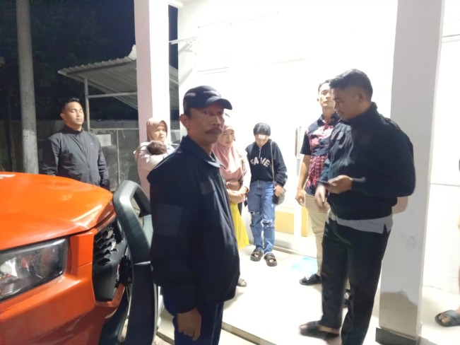 Kedua pelaku yang diamuk massa dibawa ke rumah sakit. [Istimewa]